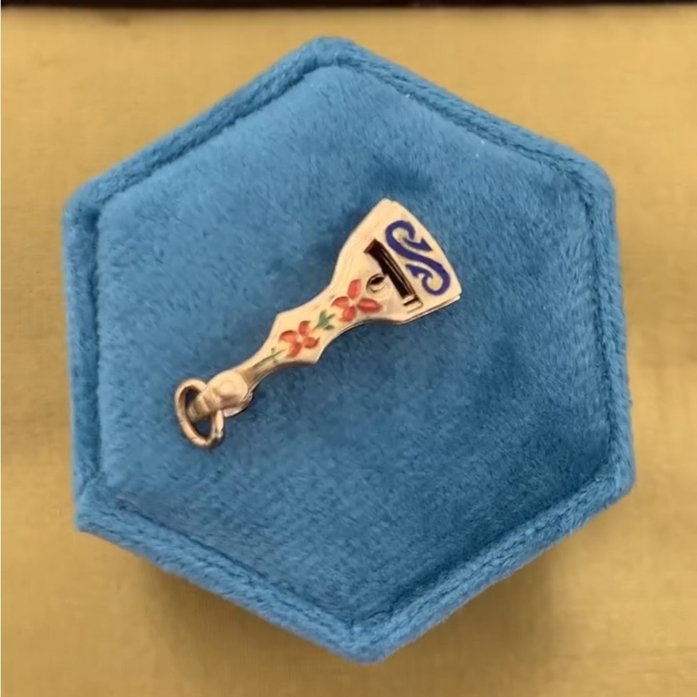 Vintage 18k gold fan charm - Picture 3 of 7